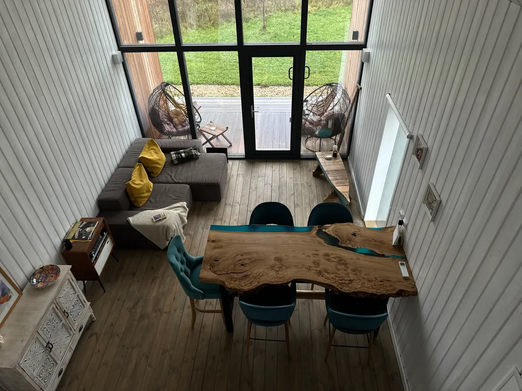 Стильный просторный дом с террасой и видом на луг