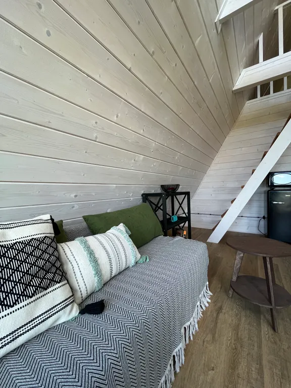 А-фрейм на берегу реки Нерль с банным чаном