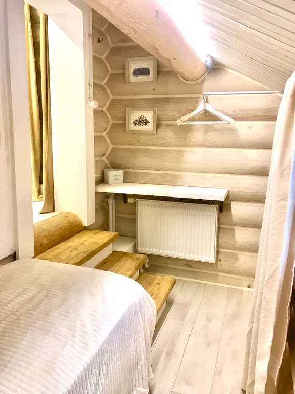 Дом на скале с видом на озеро