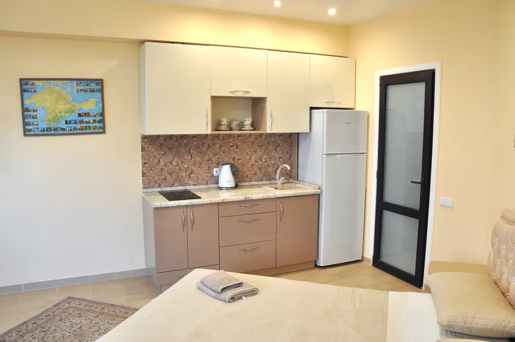 Квартира-студия с отдельным входом в Ливадии на берегу моря