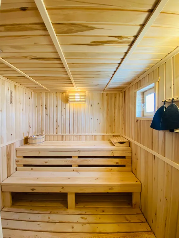 Домик вблизи озера