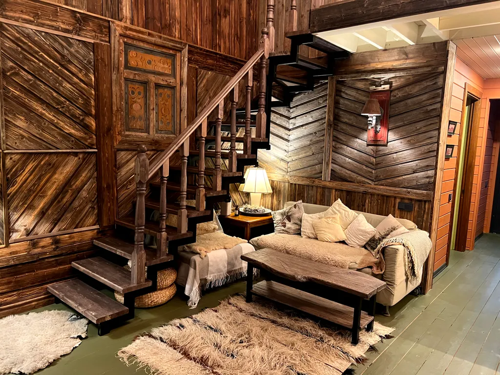 Дом Гнездо среди елей