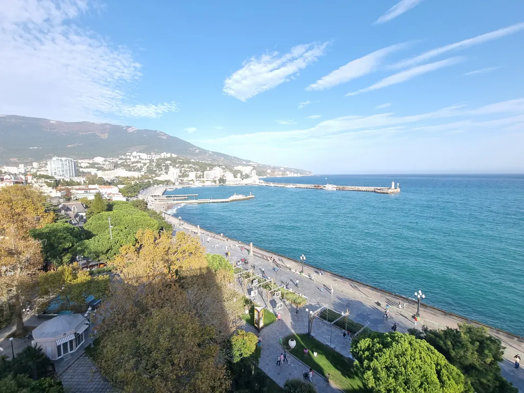 Aпаpтaмeнт c баcсейном и теpрaсой нa набеpeжной