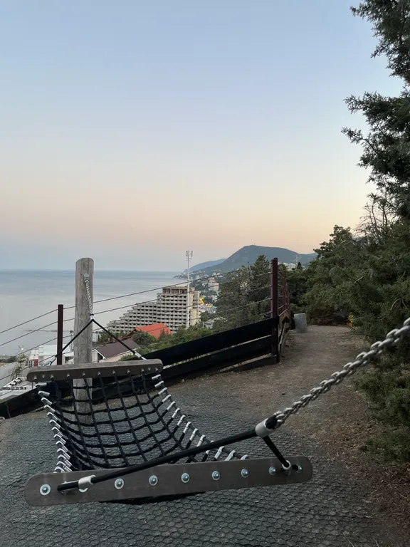 Квартира-студия в окружении хвойного леса и гор.