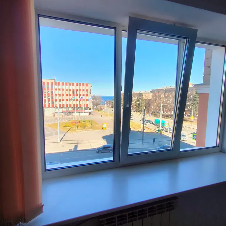 Центр с видом на озеро и парковкой во дворе