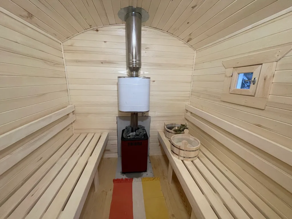 Домик со своим прудом и баней