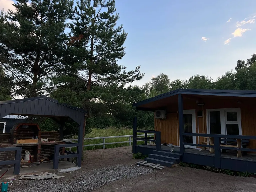 Уютный домик в тихом месте рядом с водой