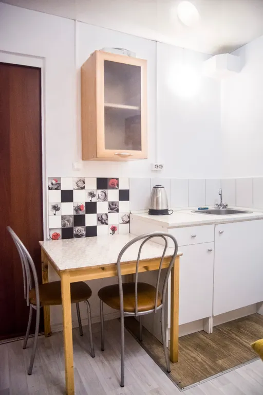 Комната с желтым диваном