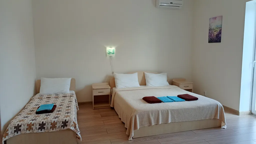 Трёхместная комната с санузлом и видом на море