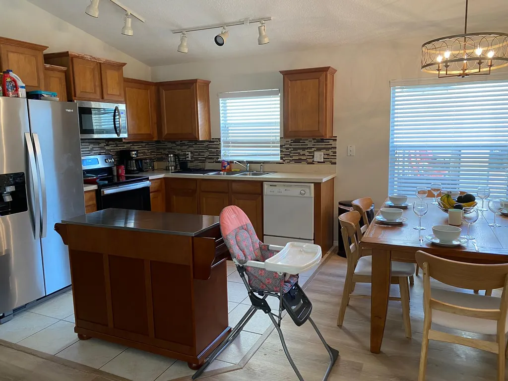 Уютный большой дом с бассейном недалеко от Диснейлэнда