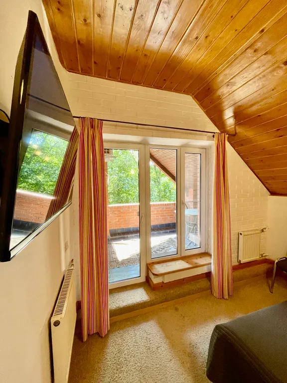 Улучшенный номер с балконом и стильной ванной комнатой