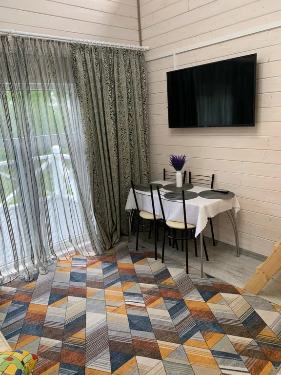 Уютный домик на берегу реки