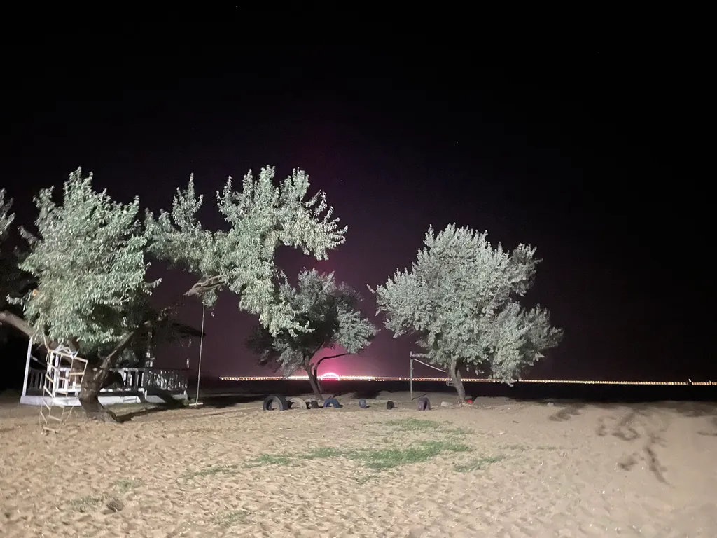 Двухэтажный дом на берегу моря