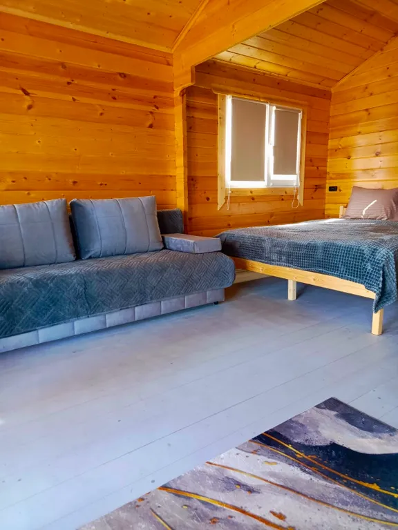 Новый деревянный домик у моря