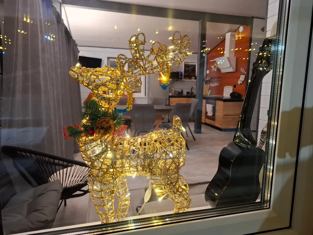 Дом в лесу с большой террасой