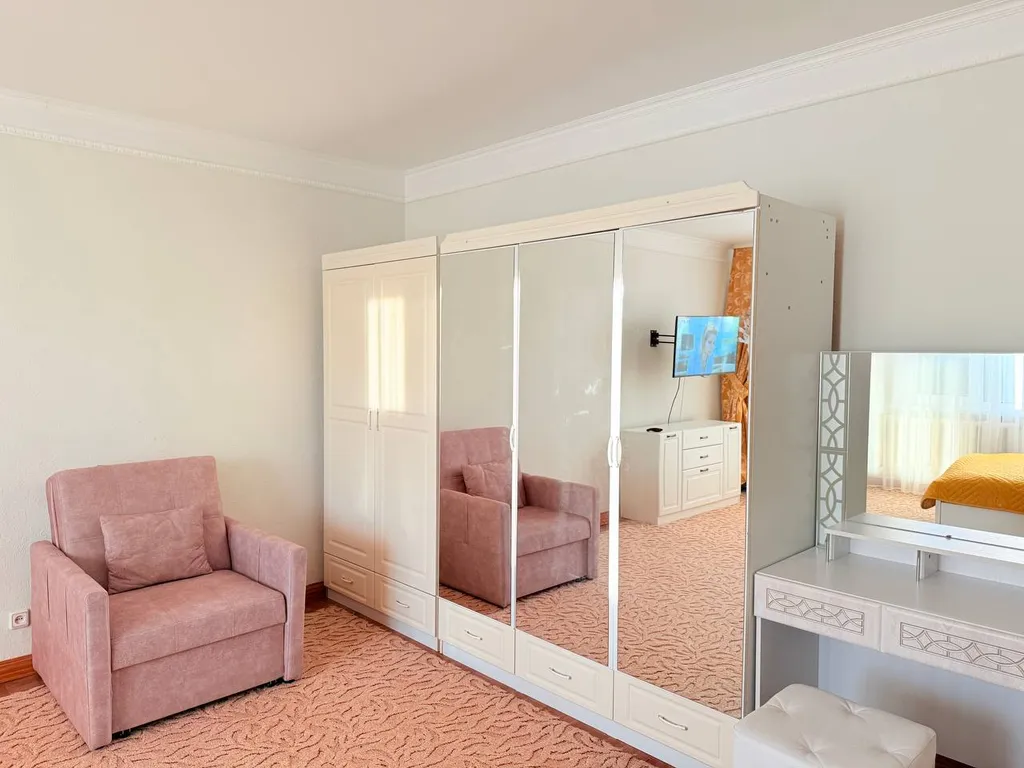 Центр города, трансагентство, кафе Шоколадница, ресторан Диван Сарай.