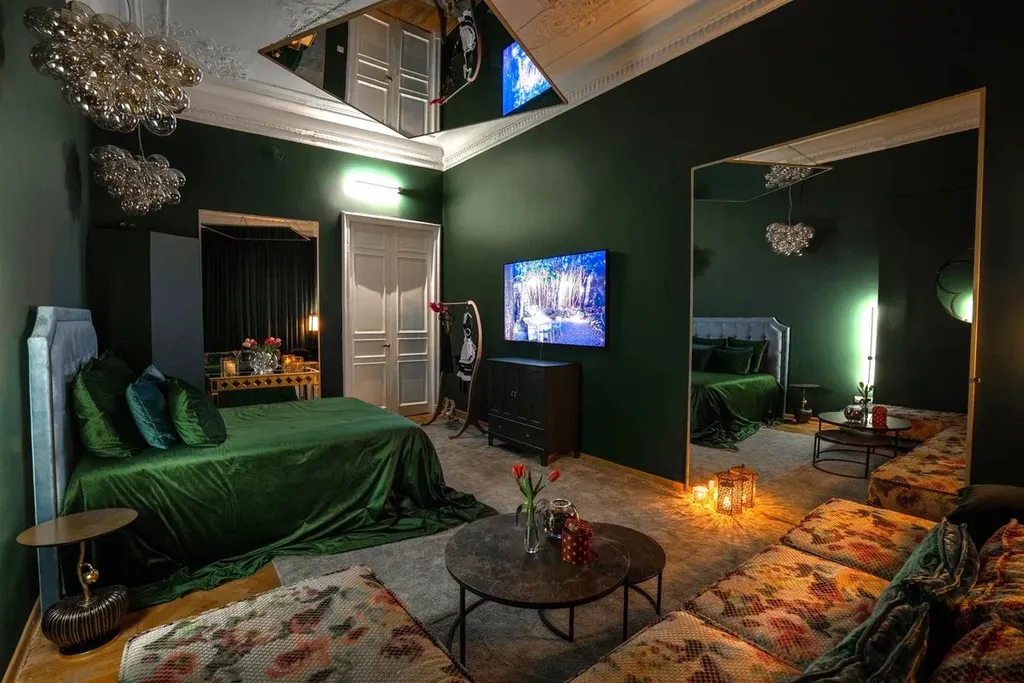 Квартира Квартира Emerald room -великолепный номер с зеркалами на стенах и на потолке — Санкт-Петербург
