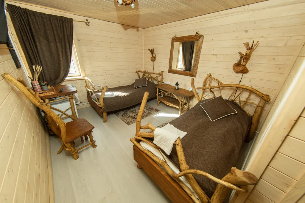 Номер в стиле рустик с двумя раздельными кроватями