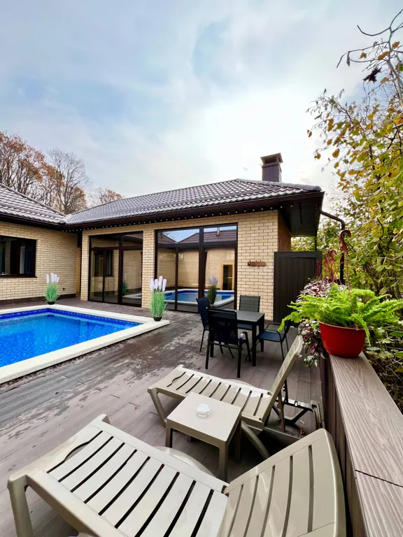 Дом в лесу с теплым бассейном и баней