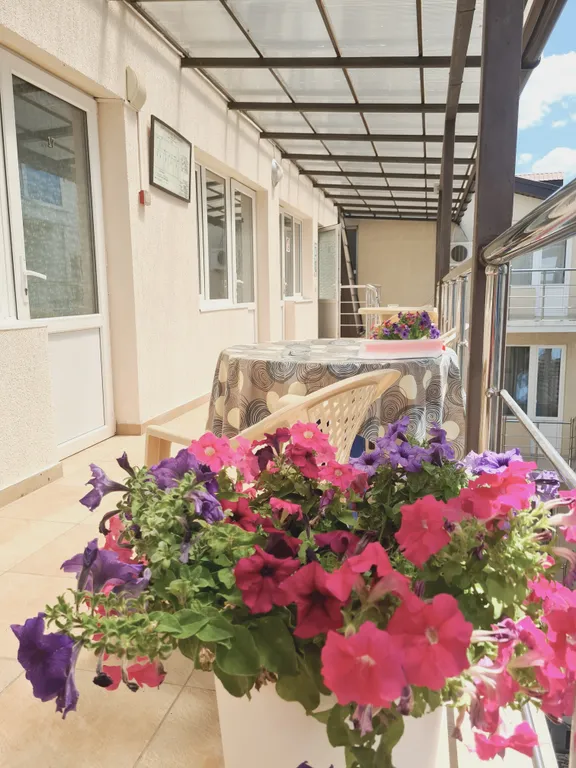 Двухместный стандарт с двуспальной и с двумя односпальными кроватями