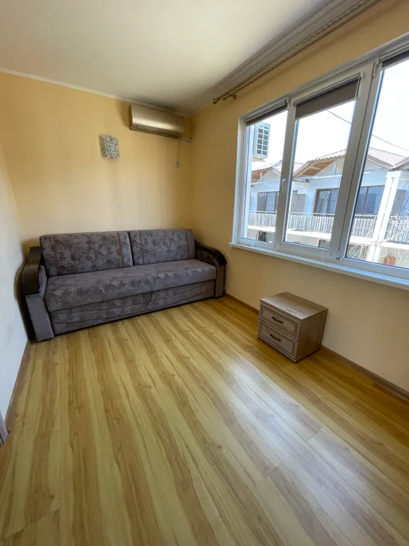 Двухэтажный дом на берегу моря