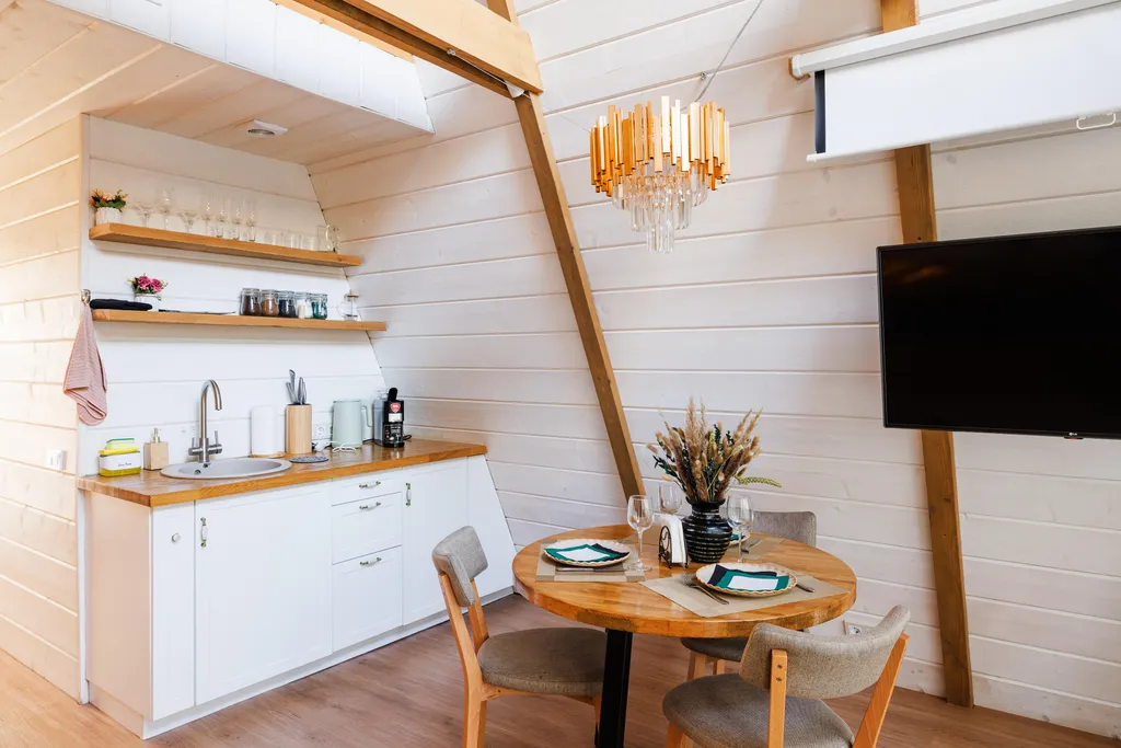 Уютный дом на берегу озера в березовой роще