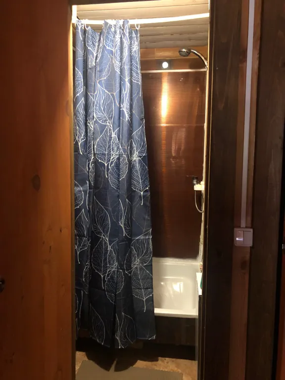 Комната с видом на лес и горы