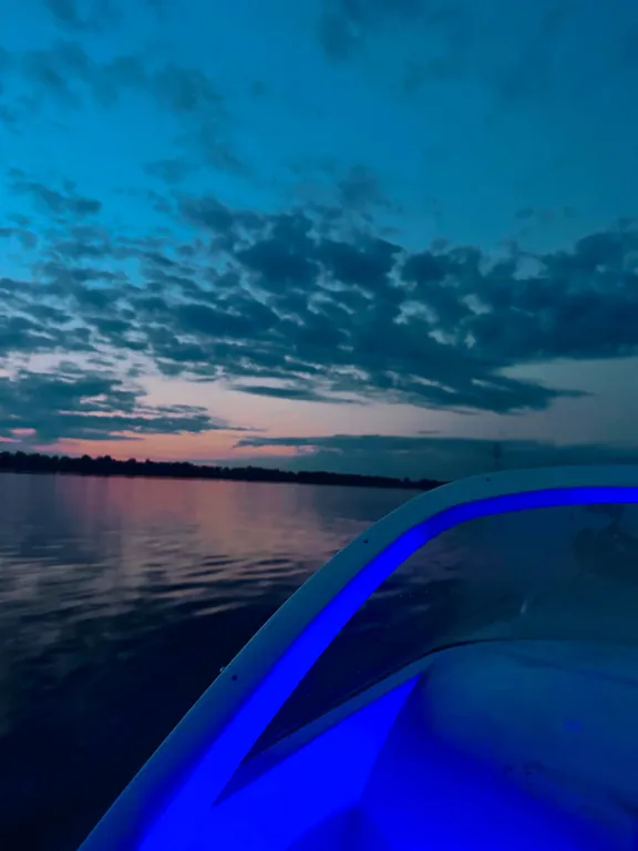 Двухэтажный дом на берегу реки Волга