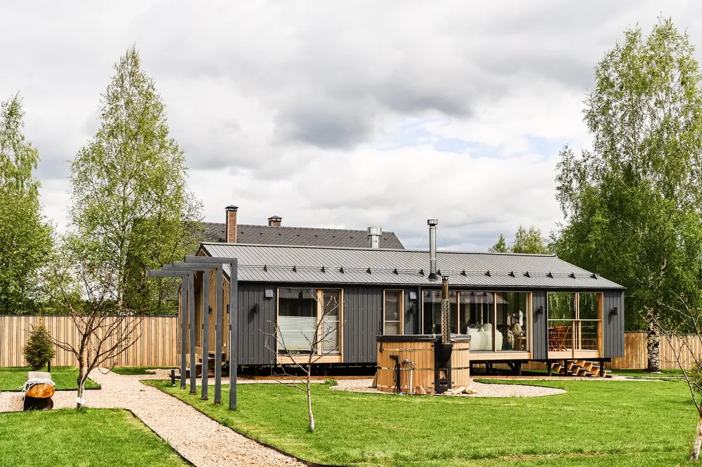 Белый дом на берегу водохранилища