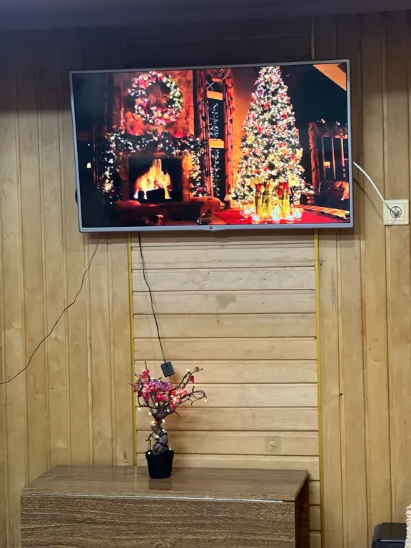 Уютный домик с баней, камином и террасой возле пруда