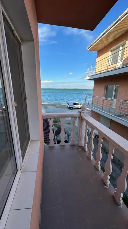 Дом на берегу залива