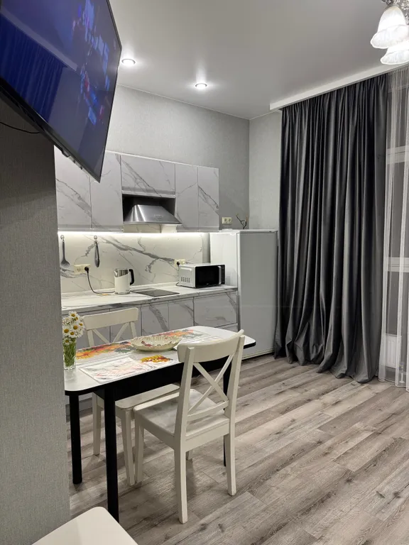 Большая студия с балконом и видом на горы