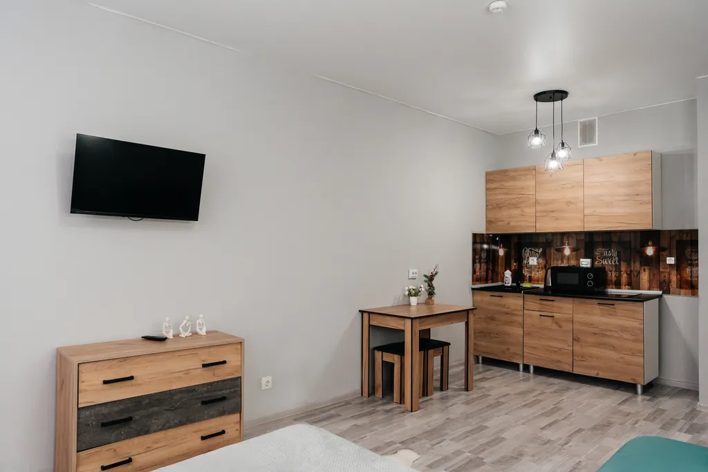 Стильная студия с панорамным балконом у балатовского парка