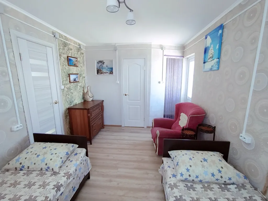 Двухэтажный трёхкомнатный дом Крым с кухней и двором под ключ