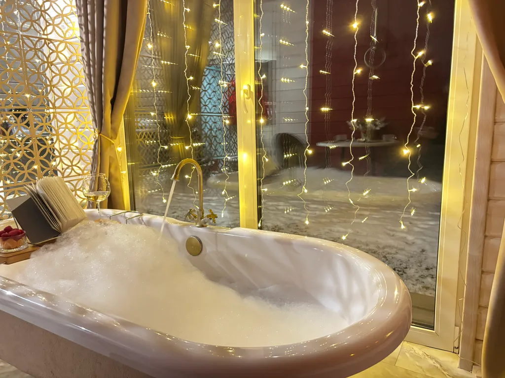 Яркий дом с ванной у панорамного окна