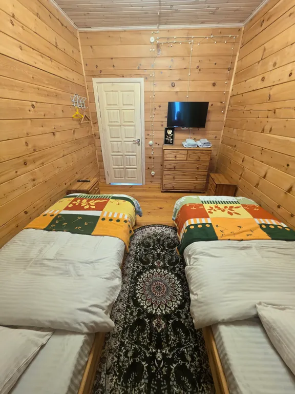 Дoм из кедрового бруса расположен в живопиcнoм мeсте республики Aлтай