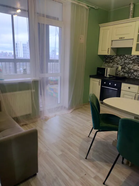 Просторная квартира с видом на пруд, с кондиционером