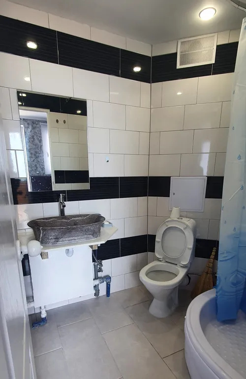 Эллинг на берегу и видом на моря