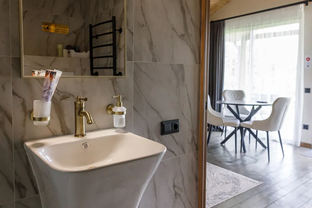 Коттедж в лесу у пруда