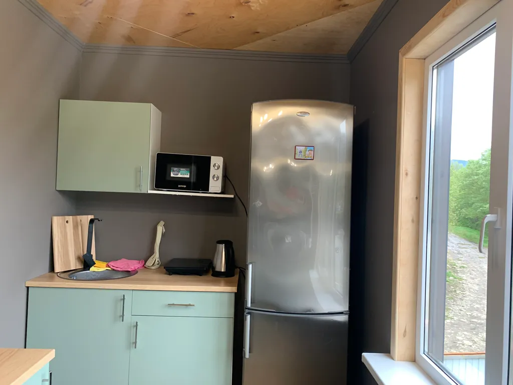 Дом на берегу реки с бассейном и видом