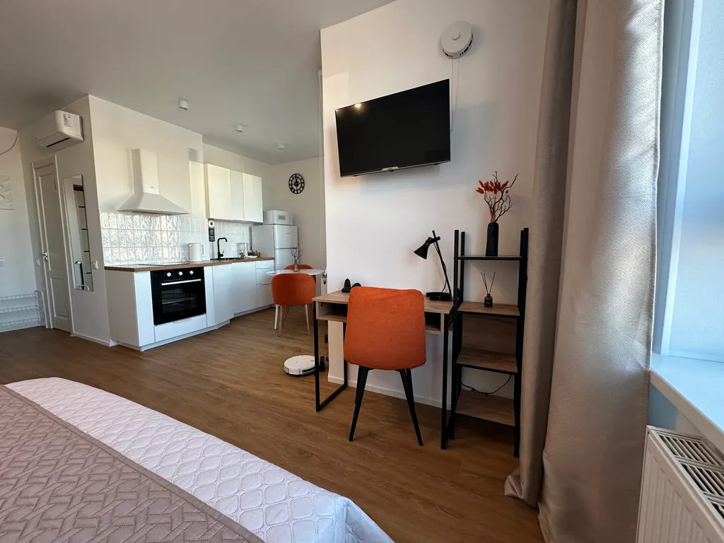 Светлая студия с панорамой центра