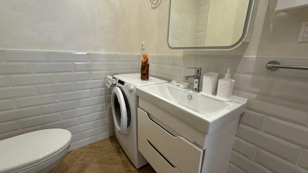 Евротрехкомнатный апартамент с балконом на первой линии