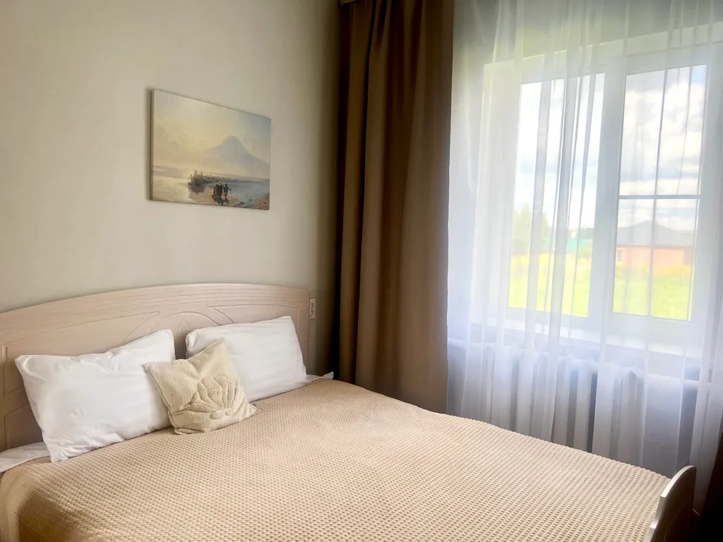 Дом Под Покровом на тихой улице с видом на монастырь