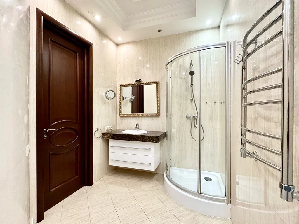 Стильная квартира с балконом и двумя санузлами