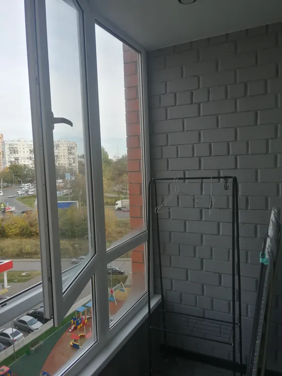 Современная студия с отдельной кухней в новостройке