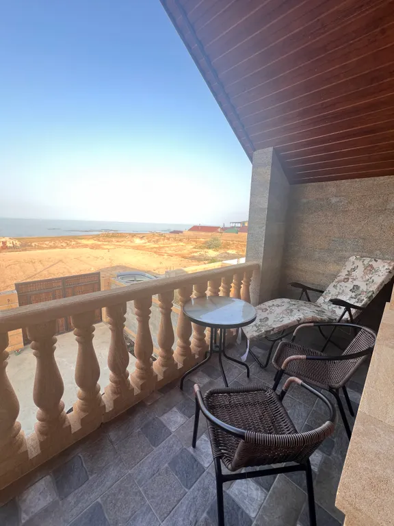 Новый двухэтажный дом на берегу моря, есть все необходимое