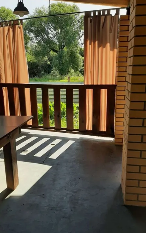 Дом у пруда