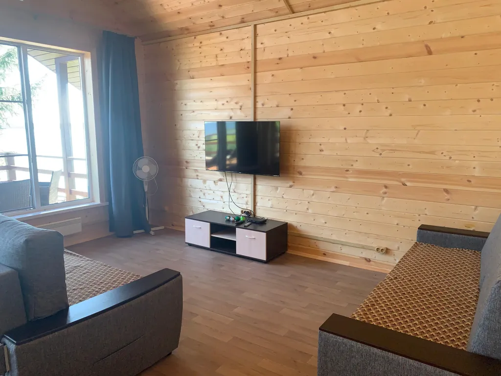 Коттедж с большой террасой на берегу Селигера