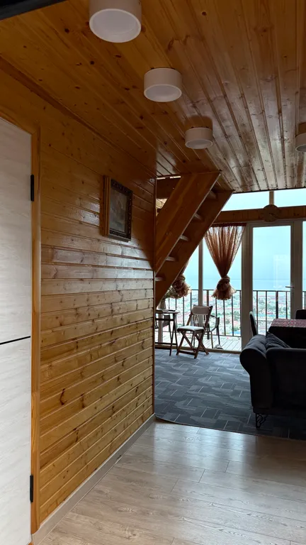 A-frame домик с панорамным видом на город