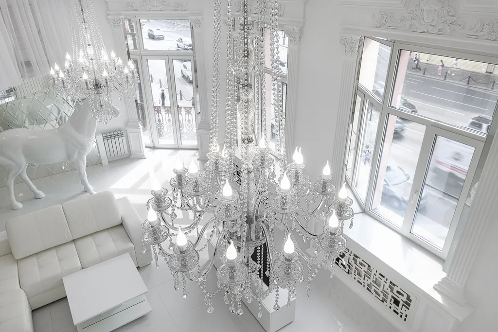 Белые двухъярусные апартаменты с балконом и видом на Невский проспект